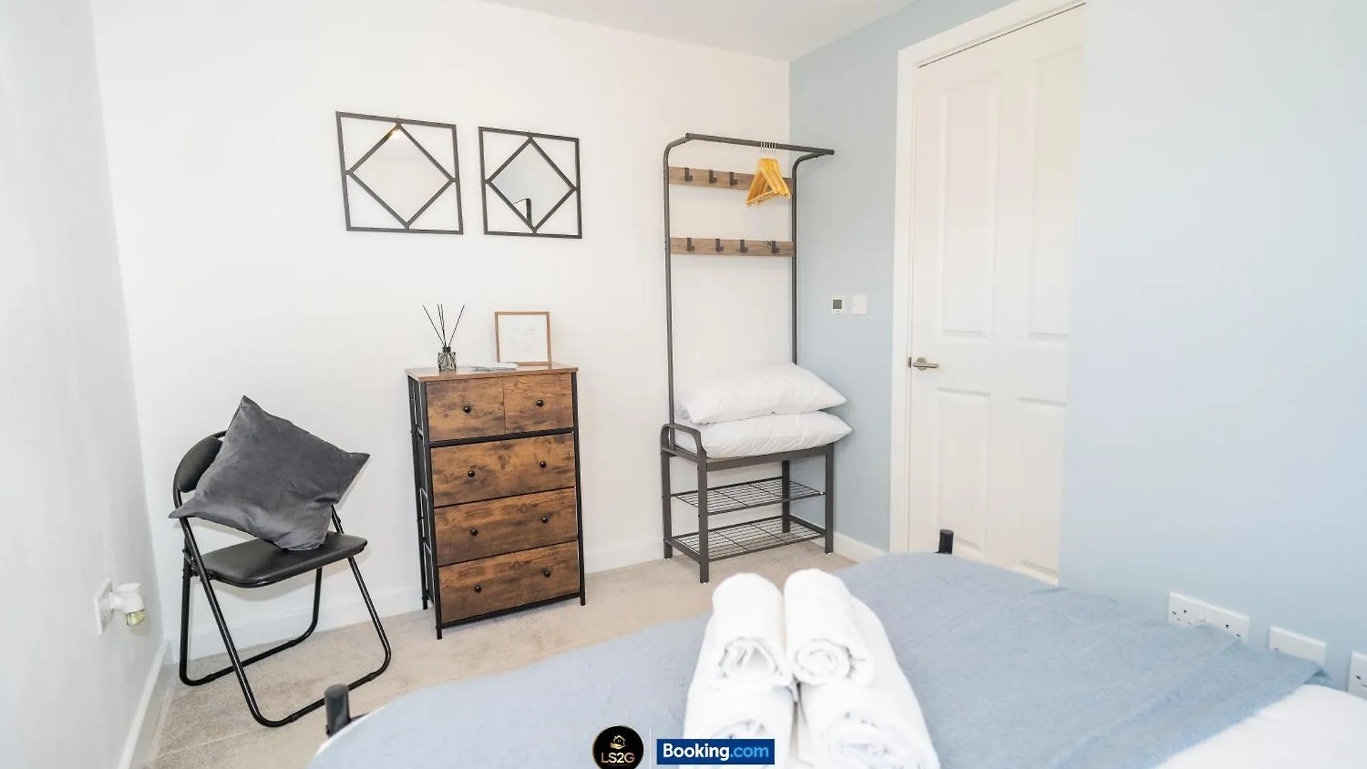 Spacious 2 Bedroom Apt By Ls2G Short Lets & Serviced Accommodation Greater London With Free Wifi Apartment
